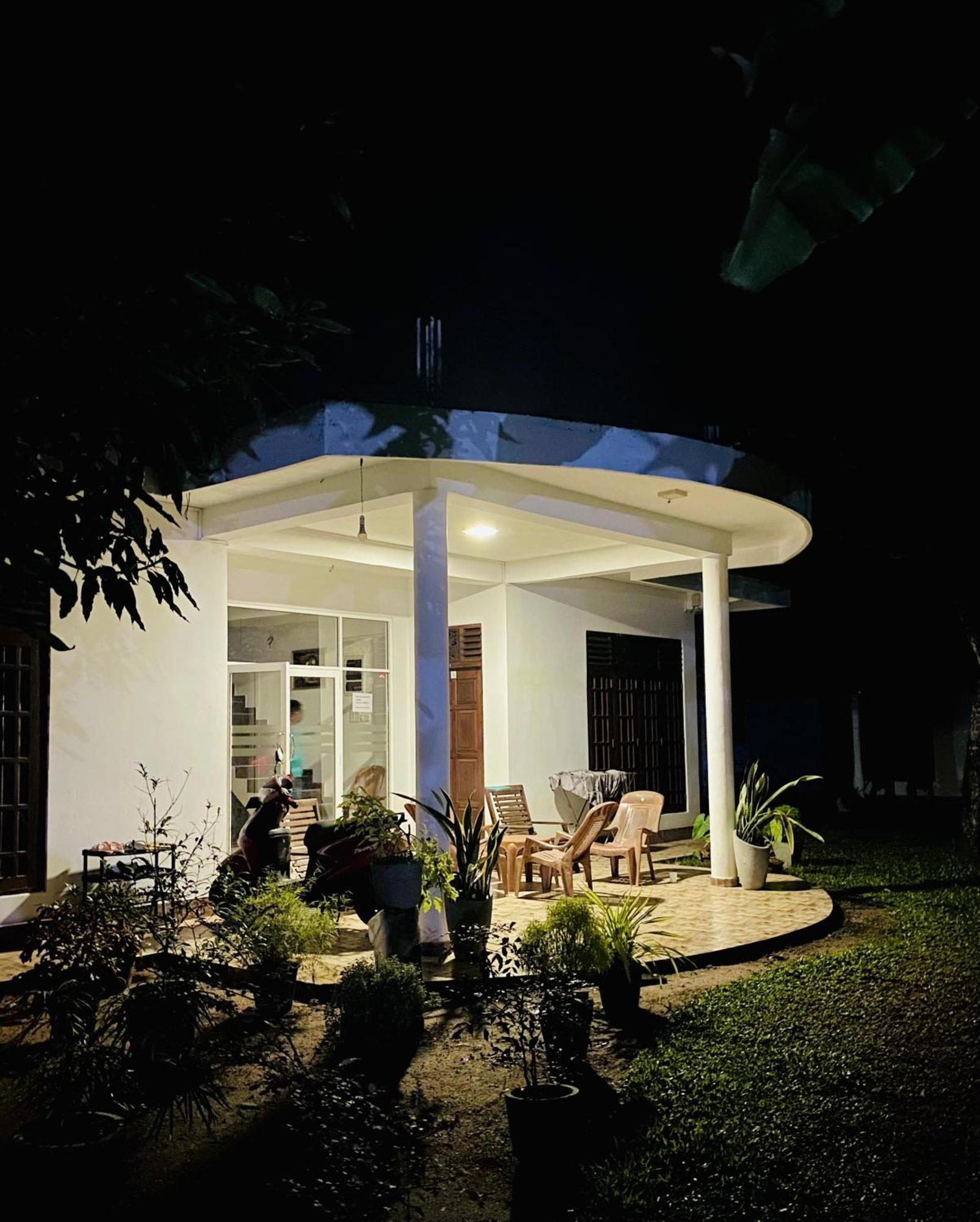 Sasmika Villa Surf And Yoga Hostel Weligama Zewnętrze zdjęcie